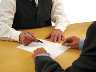 Un travailleur temporaire peut signer des lettres de licenciement