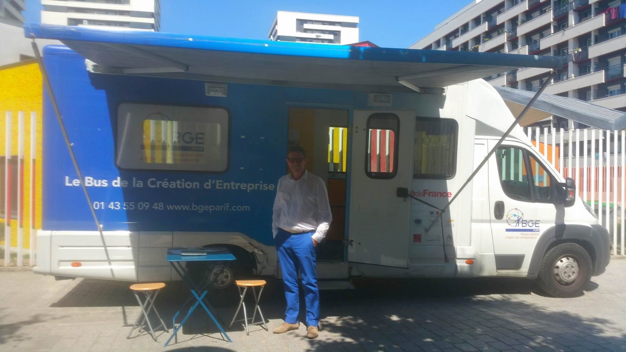 Le bus de la création d’entreprise recherche les futurs entrepreneurs dans les cités d’Île-de-France