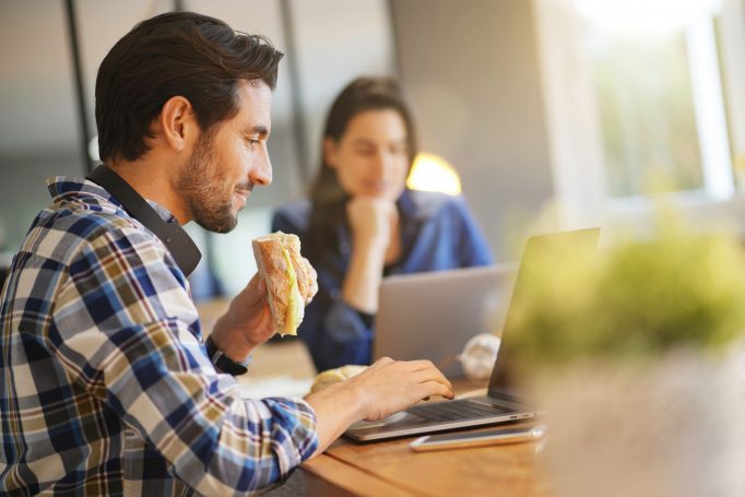 Covid-19 : les salariés peuvent déjeuner dans les espaces de travail