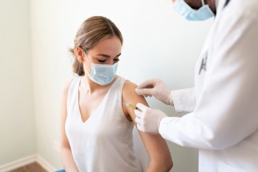 Le passe vaccinal devrait remplacer le passe sanitaire pour les salariés des ERP dès le 15 janvier