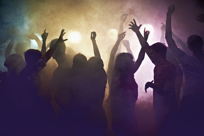 Covid-19 : l’État prolonge et renforce son aide aux discothèques et bars dansants